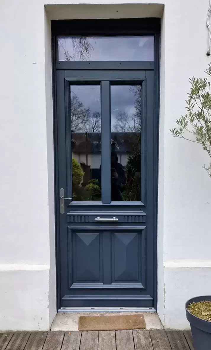 Pose d'une porte en bois sur mesure en rénovation à Roue